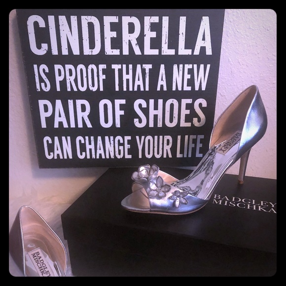 Beautiful shoes, never worn! New with box. - Picture 1 of 3